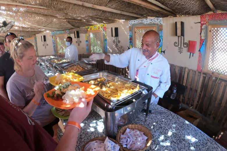 Desfrutando do buffet em Sharm El Naga