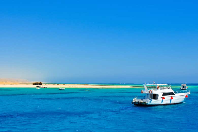 Embarcación junto a la Isla Giftun