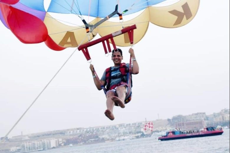 Disfrutando de la actividad de parasailing en Hurghada