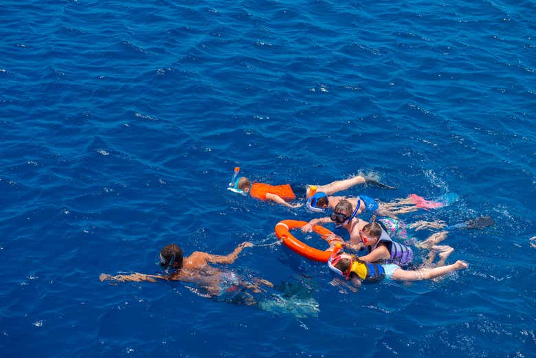 Enfants apprenant à faire du snorkeling