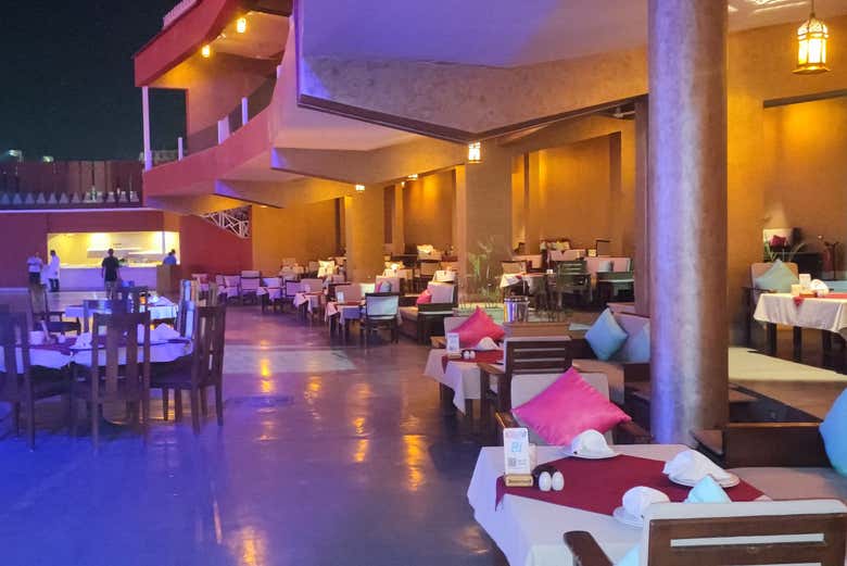 Tables dressées pour le dîner