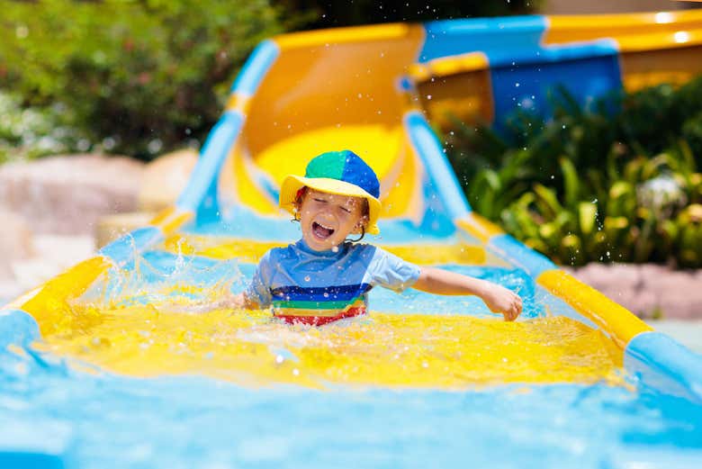 Deslizándonos por los toboganes de Jungle Aqua Park