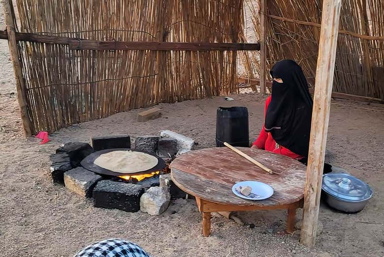 El tradicional pan en el campamento beduino