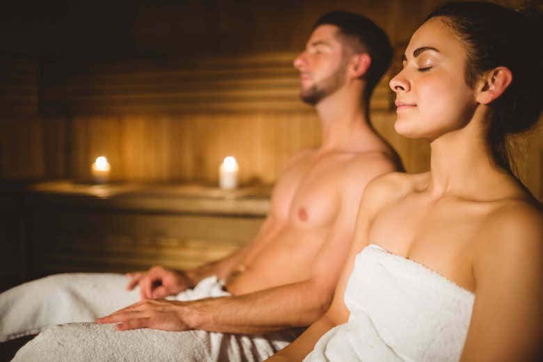 Una coppia in sauna