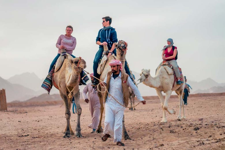 Desfrutando de um passeio de camelo