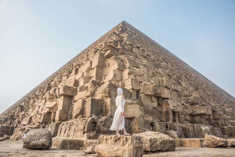 A los pies de una de las pirámides de Giza