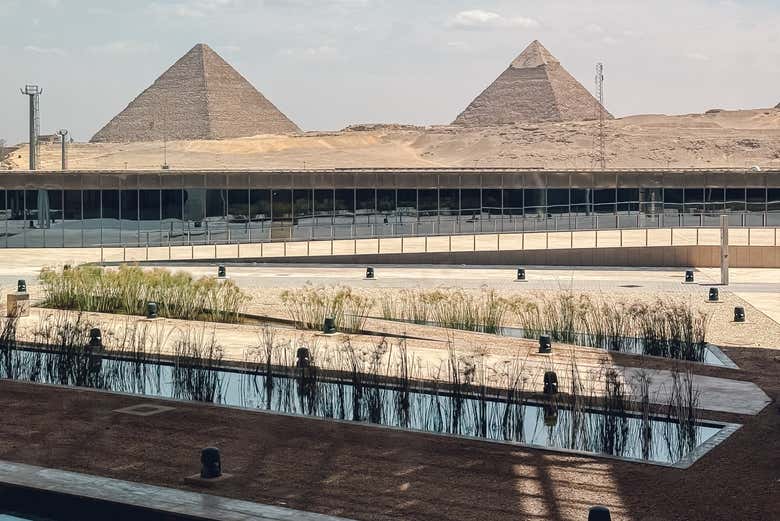 Les pyramides de Gizeh vues depuis le Grand Musée égyptien