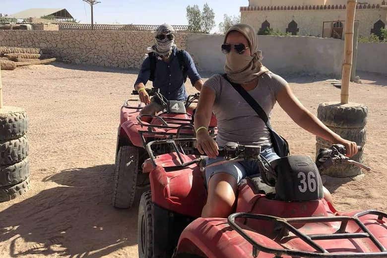 En quad dans un village bédouin près d'Hurghada
