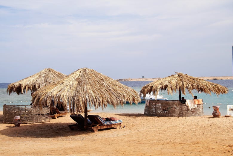 Sunbathe on the beach in Sharm El-Naga