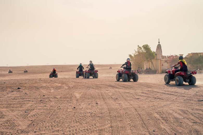 Tour in quad nel deserto egiziano