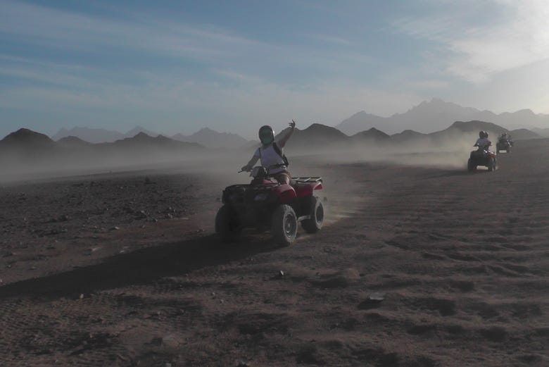 Recorriendo el desierto de Hurghada en quad