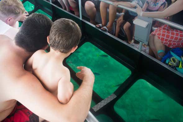Passeio de barco com fundo de vidro