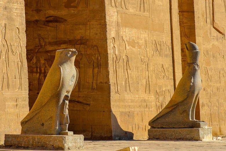 Sculture del dio Horusa a Edfu