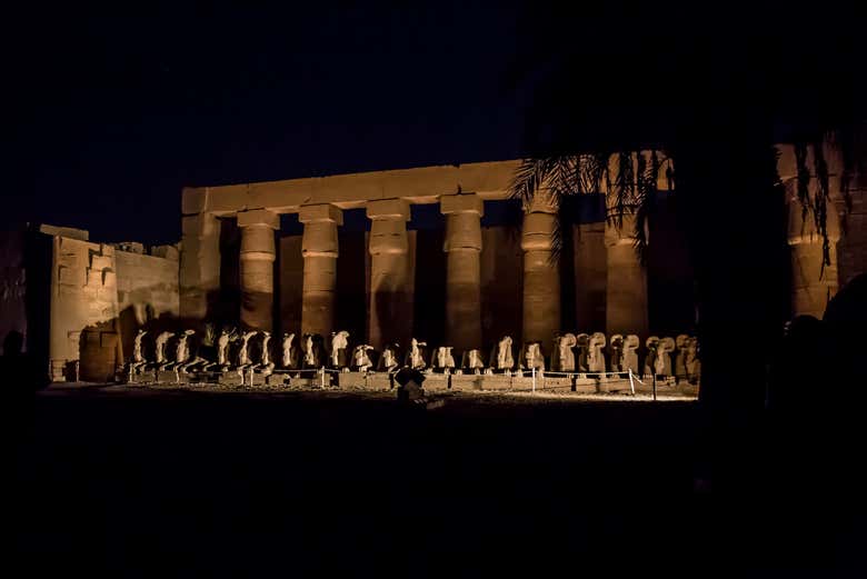 Espetáculo de luz e som no Templo de Karnak