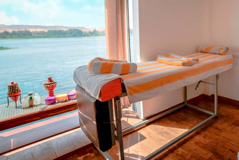 El barco también cuenta con salas de masaje