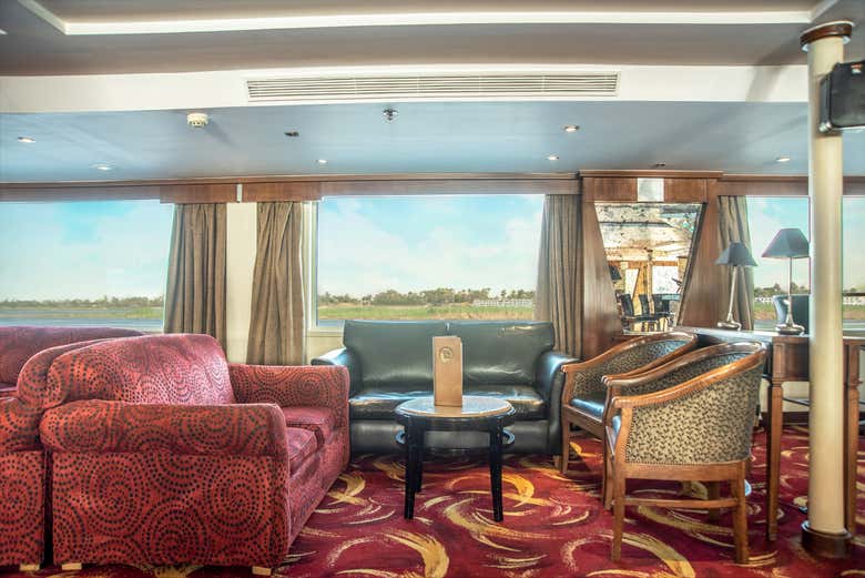 El barco posee varios salones comunes
