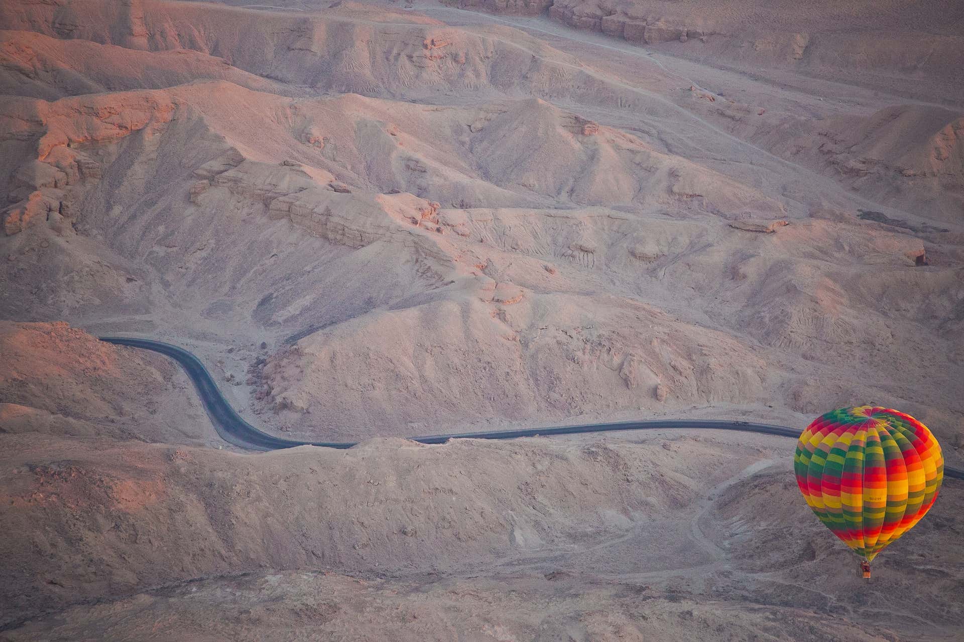 Passeio de balão por Luxor ao amanhecer
