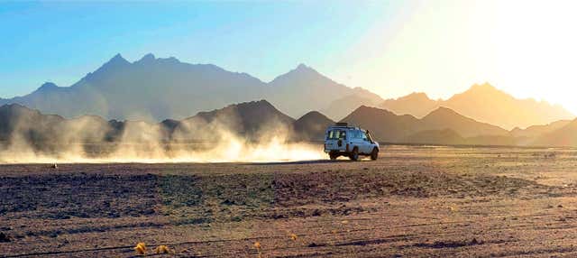 Tour de 4x4 + Passeio de camelo + Jantar com espetáculo no deserto