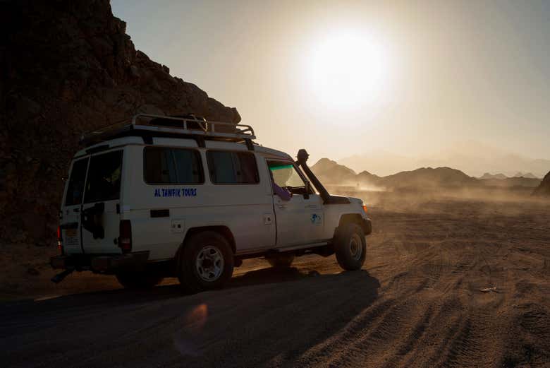 4x4 dans le désert au coucher du soleil