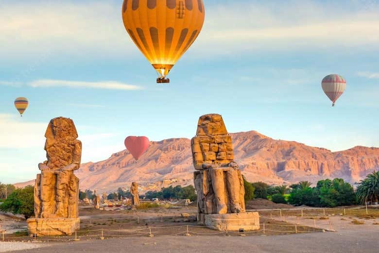 Admirez les mythiques Colosses de Memnon