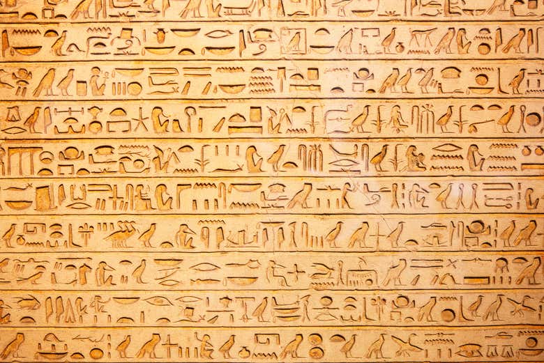 Contemplez les hiéroglyphes sur les murs des temples