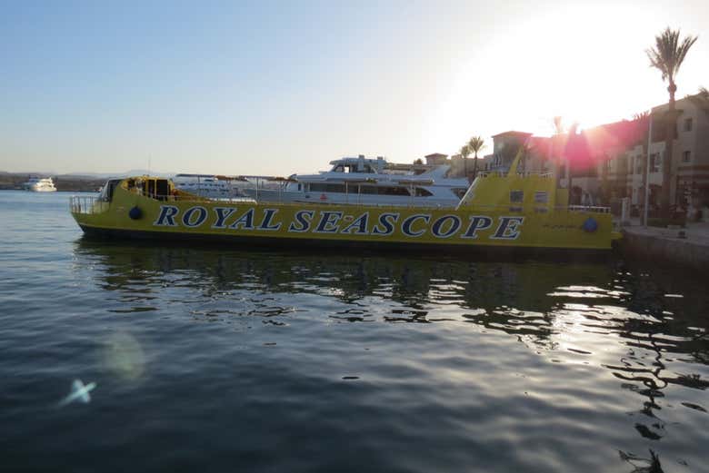 Barco com visão submarina no porto