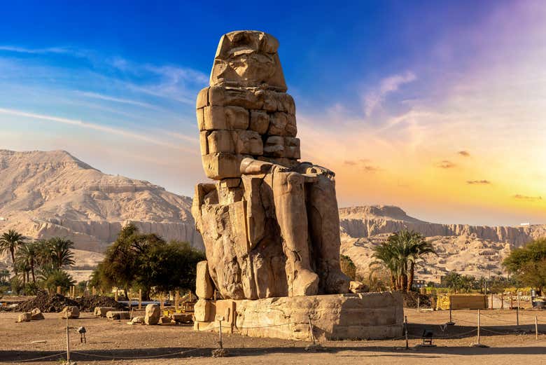 Uma das esculturas dos Colossos de Memnon