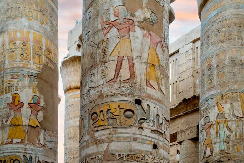 Contemplando as inscrições do templo de Karnak