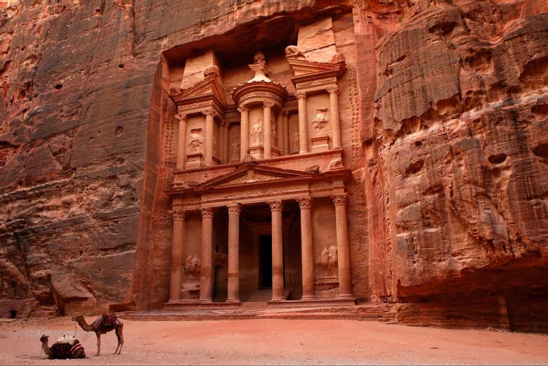 Contemplare uno dei tesori di Petra