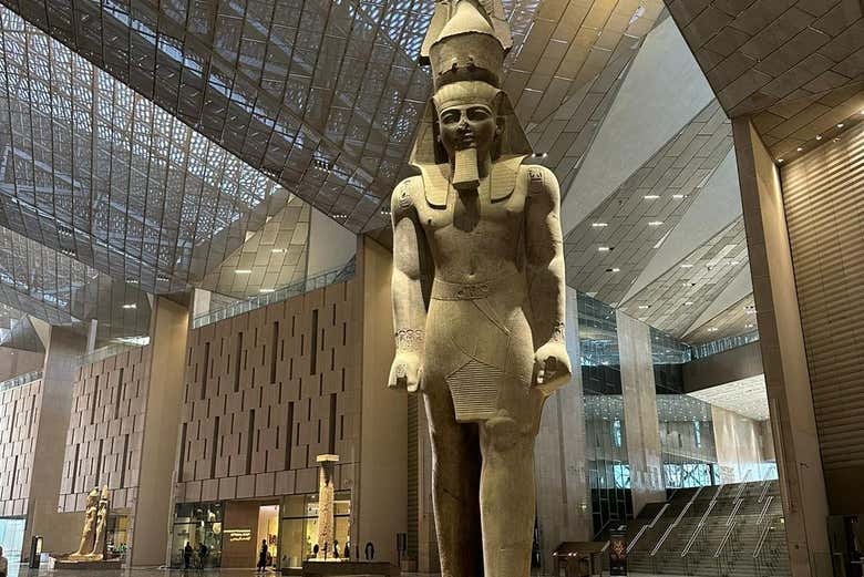 Coloso de Ramsés II en el Gran Museo Egipcio
