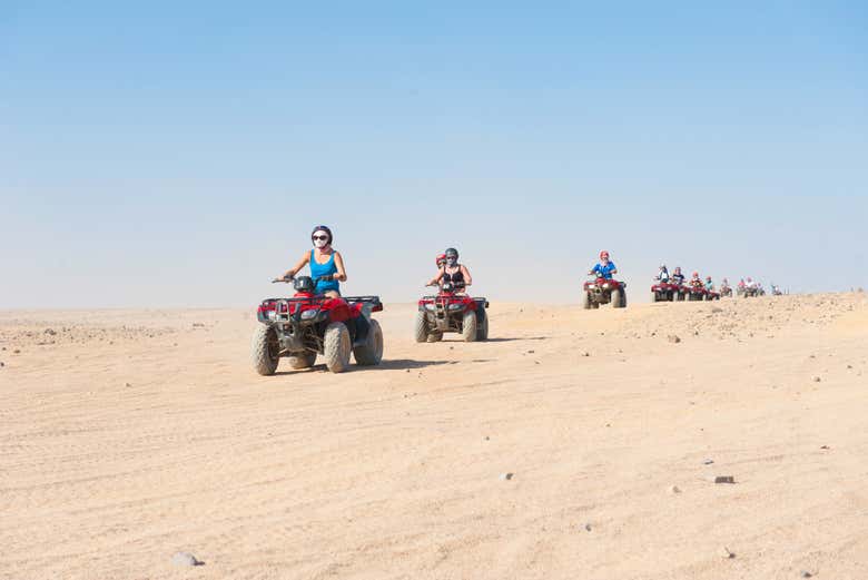 Explorando as dunas do deserto em quadriciclo
