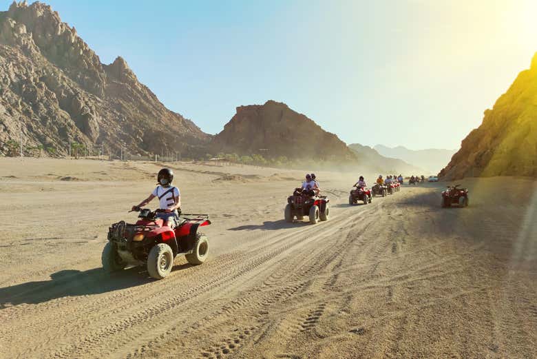 Conducendo il quad tra le dune del deserto