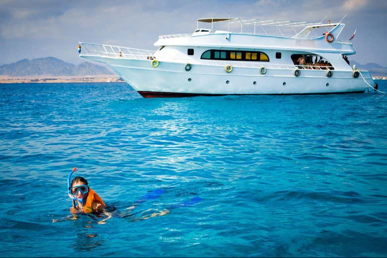 Snorkeling le long du bateau