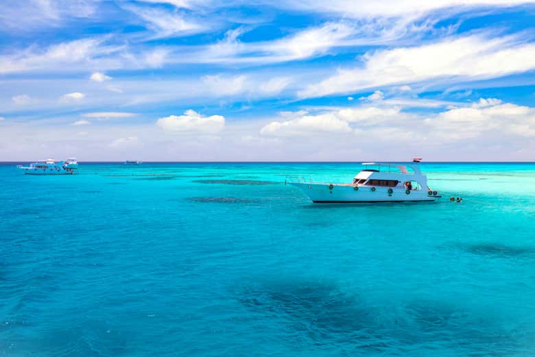 Un barco navegando en las preciosas aguas de Ras Mohamed