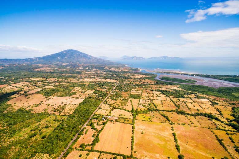 Vue aérienne du volcan Conchagua et du golfe de Fonseca