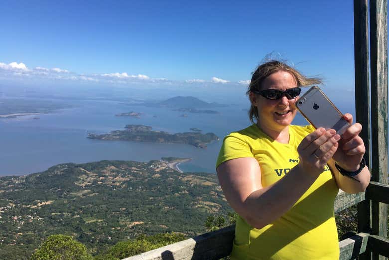 Prenez un selfie avec le paysage en arrière-plan