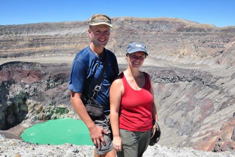 In posa con la laguna sullo sfondo