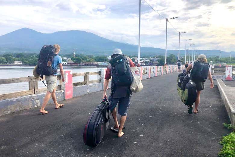 Passengers heading to the speedboat