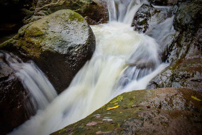 Osservando le cascate di Tamanique
