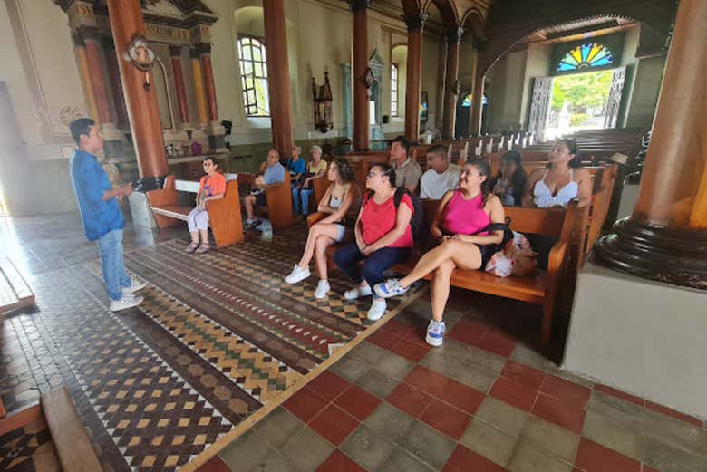 El grupo con el guía dentro de la iglesia de Suchitoto