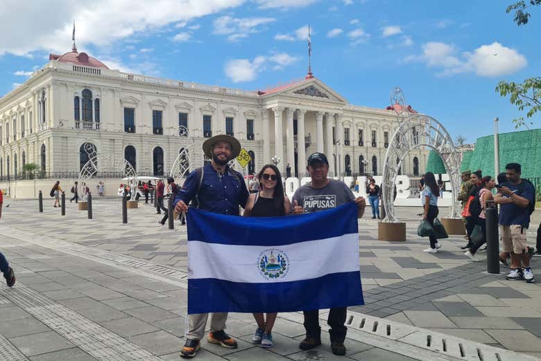 Frente al Palacio Nacional de El Salvador