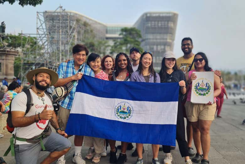 El grupo con la bandera de El Salvador