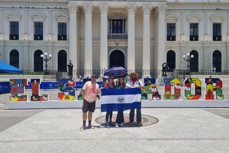 Uma foto em frente ao letreiro de El Salvador