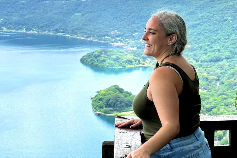 Disfrutando de la vista del lago Coatepeque