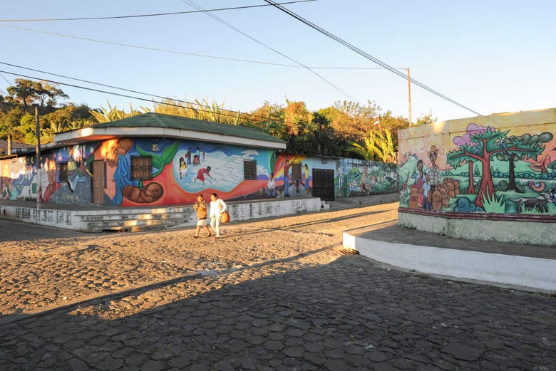 Calle repleta de murales, en Ataco