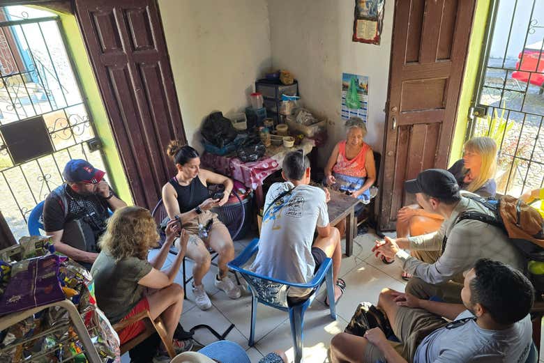 Con l'ultima artigiana di sigari del paese