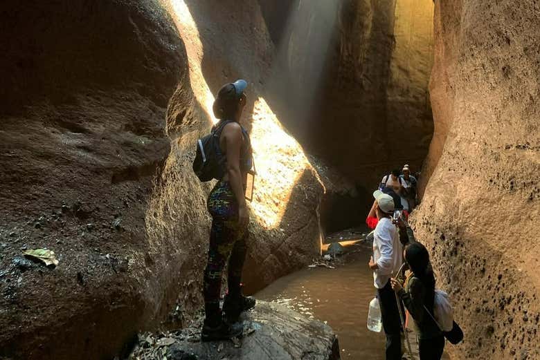 Contemplando los rayos del sol entrar por el cañón