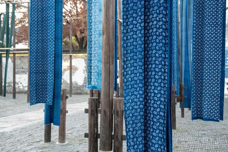 Tessuti tinti con l'indaco messi ad asciugare