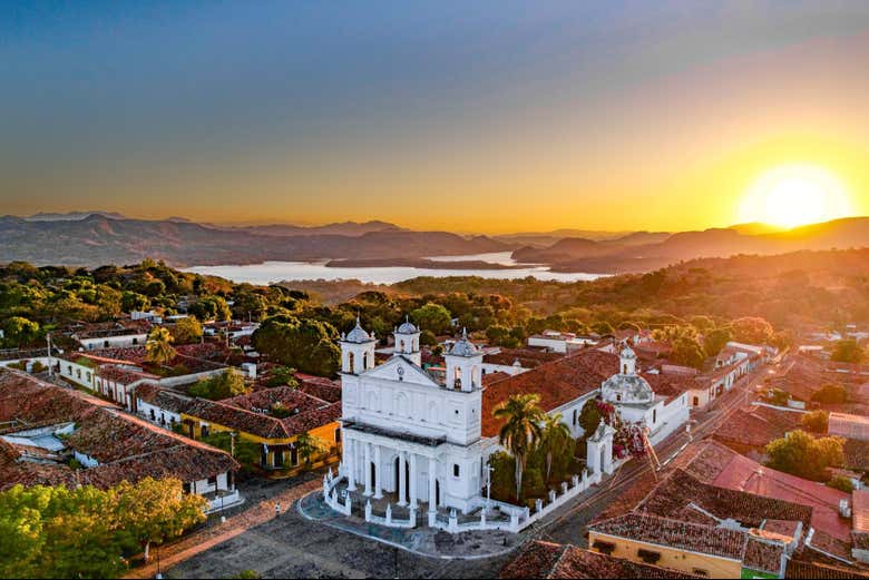 Panorámica de Suchitoto y la iglesia de Santa Lucía