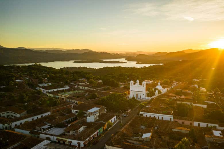 Suchitoto con il lago di Suchitlán sullo sfondo